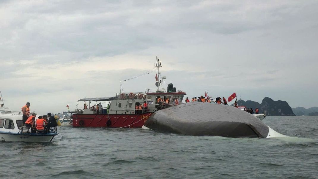 Eine Bootsausfahrt in der beliebten Halong-Bucht mündet in einer Tragödie.