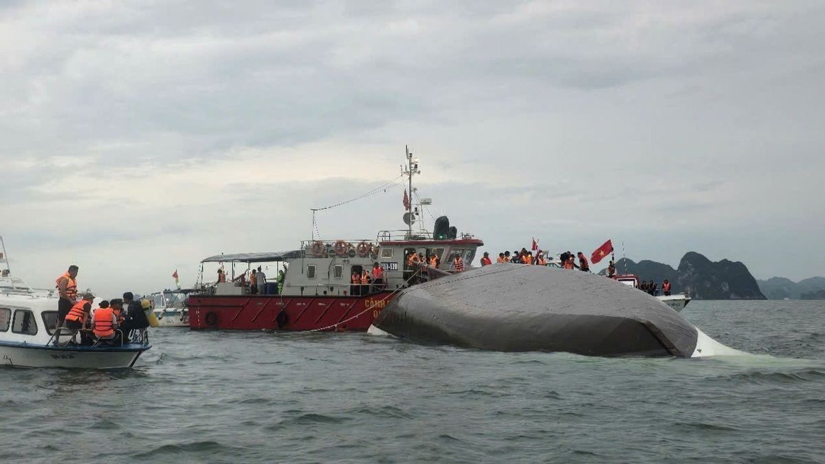 Ausflugsschiff in Vietnam gekentert