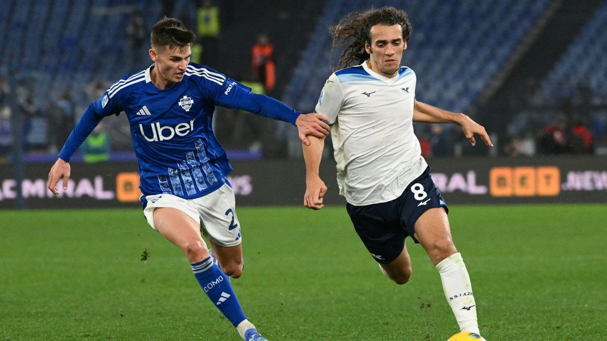 Yannik Engelhardt (l.) im Como-Trikot