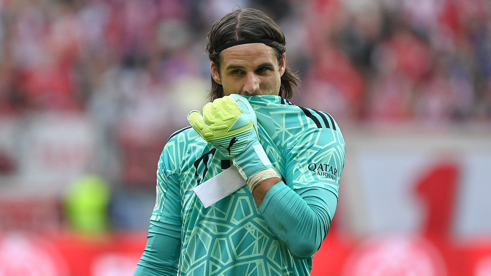 
                <strong>Yann Sommer</strong><br>
                Yann Sommer war ein notgedrungener, aber kein schlechter Winter-Transfer der Bayern, nachdem klar war, dass Manuel Neuer für die restliche Saison ausfallen würde. Als Ersatzmann hat sich der Schweizer zwar prinzipiell gut geschlagen, zum neuen Star im Bayern-Tor wuchs er aber nicht heran. Auch in München verfolgt Sommer weiterhin die leidige Diskussion über seine Körpergröße und daraus möglicherweise resultierende Gegentreffer. Mit dem Ball am Fuß wirkte er zuletzt immer wieder unsicher. Auch streute Sommer öfter verhängnisvolle Fehler ein, wie zuletzt bei seinem Patzer in Mainz. Es kamen sogar schon Gerüchte auf, dass Sven Ulreich in den abschließenden Wochen der Bundesliga im Tor stehen könnte. Die Kritik an ihm wirkte vor dem Mainz-Spiel zunächst überzogen, doch nach seinem Fehlgriff sind Zweifel an einer Bayern-Zukunft nicht gänzlich unangebracht - besonders mit Blick auf die Rückkehr von Neuer und womöglich auch die von Alexander Nübel.
              