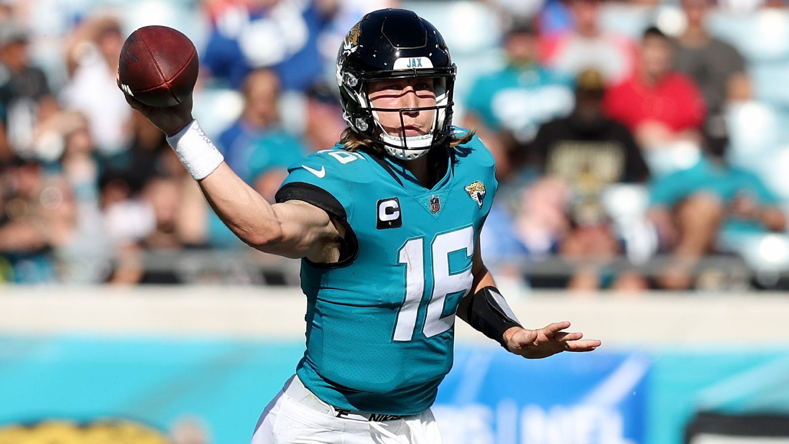 
                <strong>Trevor Lawrence (Jacksonville Jaguars)</strong><br>
                Trevor Lawrence galt beim Draft als das größte Talent seit Andrew Luck im Jahr 2012 und damit als sicherer Nummer-eins-Pick 2021. In seiner ersten Saison bei den Jacksonville Jaguars erwartete man vom Clemson-QB, der das Wort "verlieren" eigentlich nur aus dem Thesaurus kennt, dass er die Jaguars-Franchise in ruhigere Fahrwasser würde führen können. Allerdings misslang das völlig. Die Jaguars gewannen nur drei Spiele in seiner Premierensaison. Allerdings waren sich die meisten einig, dass er daran keine Schuld trägt. Das Chaos um Ex-Head-Coach Urban Meyer wurde stets als valide Entschuldigung für die zumeist schwachen Leistungen von Lawrence herangezogen.
              