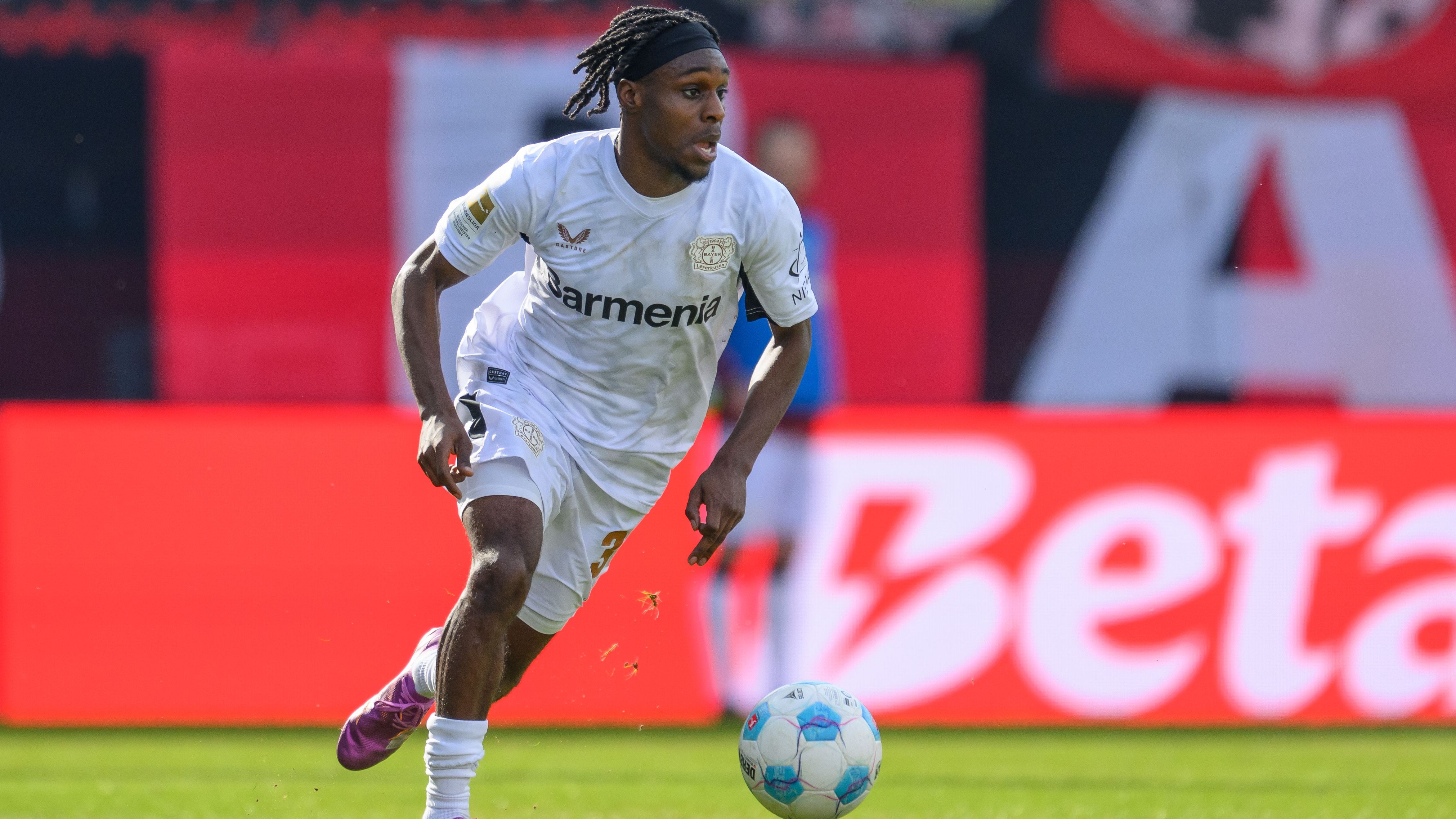 <strong>Jeremie Frimpong (FC Liverpool)</strong><br>Die britische Insel kennt Jeremie Frimpong bereits aus seiner Jugendzeit bei Manchester City und seinem Engagement bei Celtic Glasgow. Nach viereinhalb überaus erfolgreichen Jahren bei Bayer Leverkusen will sich der Niederländer nun in der Premier League beim FC Liverpool beweisen. Dem Werksklub wird der Abschied mit 40 Millionen Euro versüßt.