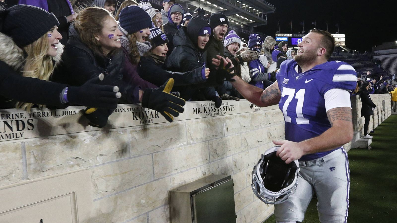 
                <strong>Dalton Risner (Tackle, Kansas State)</strong><br>
                Der 1,96 Meter große und 141 Kilogramm schwere Tackle ist athletisch zwar lediglich Durchschnitt, kann sich aber dank seiner Kraft, seiner Körperbeherrschung und seiner guten Hände gegen D-Liner auf NFL-Niveau durchsetzen. Fraglich ist lediglich, ob er auch mit schnellen Edge-Rushern zurechtkommt. Unabhängig davon wird ihm seine positionstechnische Flexibilität zugutekommen. Er kann nicht nur auf beiden Tackle-Positionen bestehen, sondern zum Beispiel auch als Center eingesetzt werden. Er ist wohl ein Kandidat für die 2. Runde.   
              