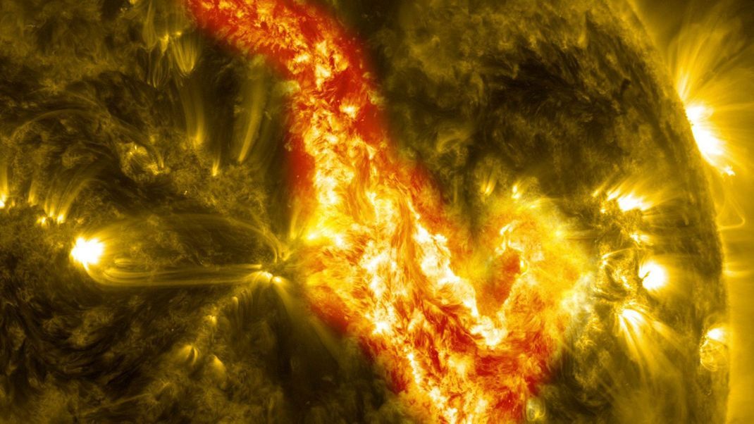 Eine Feuerzunge, die zweieinhalbmal um die Erde reicht, schießt aus der Sonne und konnte vom Solar Dynamics Observatory (SDO) der Nasa aufgenommen werden. (Symbolbild)