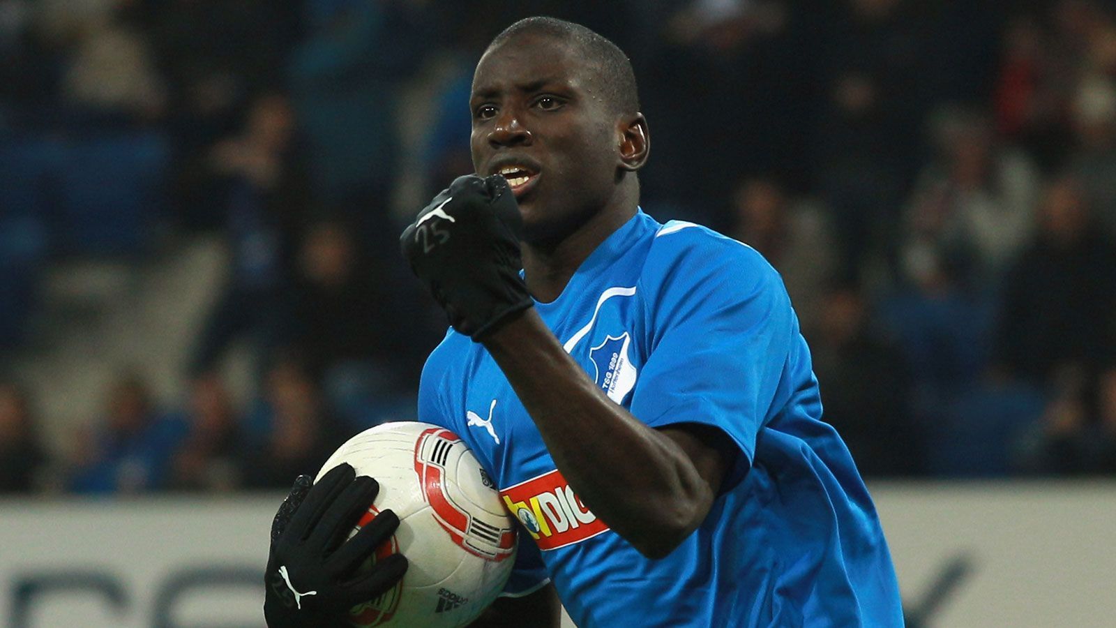 
                <strong>Demba Ba (34)</strong><br>
                Nach dreieinhalb Jahren bei der TSG Hoffenheim streikte sich der Stürmer im Winter der Saison 2010/11 erfolgreich zu West Ham United. Ba war einfach nicht mit ins Wintertrainingslager geflogen, um den Wechsel in die Premier League zu erwirken. Nach einer weiteren Station in Newcastle landete der Stürmer im Januar 2013 sogar beim FC Chelsea und wurde mit den Blues Europa-League-Sieger. Seit der Winterpause der vergangenen Saison steht der 34-Jährige bei Basaksehir FK unter Vertrag. 
              