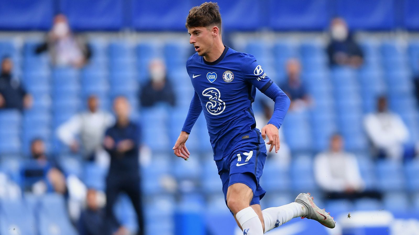 
                <strong>Mason Mount</strong><br>
                Schon mit sechs Jahren schloss sich Mason Mount dem FC Chelsea an, gut 15 Jahre später ist der Engländer nun ein Star bei den "Blues". Dass es so weit kam, hat auch viel mit Frank Lampard zu tun. Die Vereins-Ikone holte Mount in der Vorsaison auf Leihbasis zum damaligen Zweitligisten Derby County und das Duo stieg gemeinsam fast in die Premier League auf. Nachdem Mount zu seinem Stammklub zurückkehrte und kurz später Lampard als neuer Trainer bei Chelsea anheuerte, war absehbar, dass die Entwicklung des Offensivspielers unter seinem Förderer positiv weitergehen könnte - und genau so kam es auch. Mount wurde sofort Stammspieler bei Chelsea (37 Premier-League-Einsätze in der Saison 2019/20) und ist mittlerweile sogar englischer Nationalspieler. Mit einem Tor und einer Vorlage sorgte das Chelsea-Eigengewächs am 38. Spieltag gegen Wolverhampton (2:0) dafür, dass Chelsea im Fernduell mit Leicester noch auf Platz 4 klettern konnte.
              