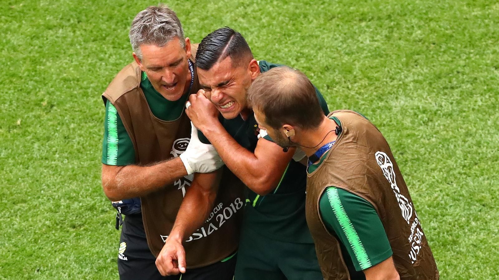 
                <strong>Andrew Nabbout (Australien)</strong><br>
                Für den Australier Andrew Nabbout war die WM in Russland vorzeitig beendet. "Er hat eine schlimme Schulterverletzung, das Turnier ist vorbei für ihn", sagte Coach Bert van Marwijk nach dem 1:1 der Soccerroos in der Gruppenphase gegen Dänemark. Der Offensivspieler musste in der 75. Minute ausgewechselt werden, nachdem er auf die rechte Schulter gefallen war.
              