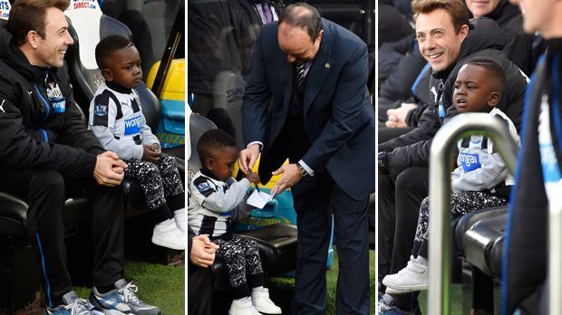 
                <strong>Newcastle-Coach Benitez bekommt Autogramm von Spieler-Sohn</strong><br>
                Eigentlich ist es Rafael Benitez wohl eher gewohnt, selbst Autogramme zu geben. Der Sohn von Newcastle Uniteds Kapitän Moussa Sissoko drehten den Spieß beim Heimspiel der Magpies gegen Manchester City aber einfach mal um - er gab dem Trainer seines Vaters kurzerhand ein Autogramm und stahl mit seiner süßen Aktion allen die Show.
              
