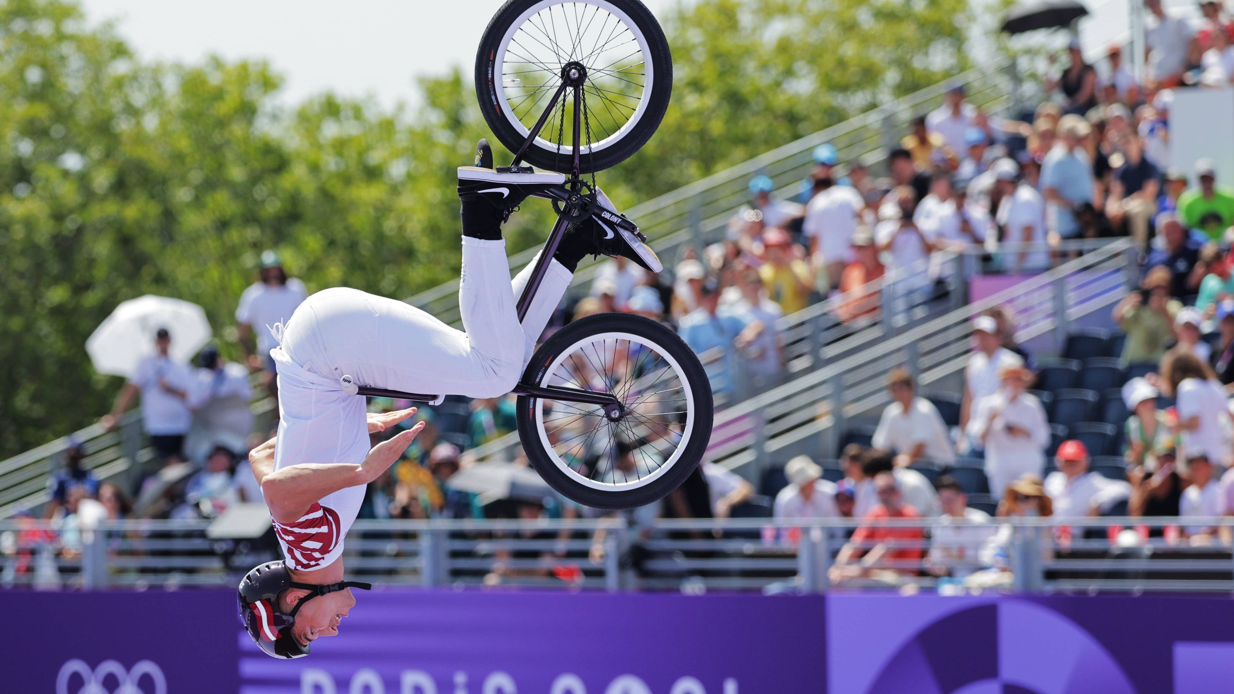 <strong>Olympia 2024: Die besten Bilder des fünften Tages</strong><br>Ernests Zebolds zeigt auch auf diesem Bild, was er auf dem BMX drauf hat.