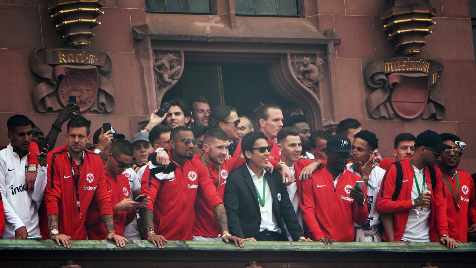 
                <strong>Empfang der Eintracht-Pokalhelden am Frankfurter Römer</strong><br>
                Dann ging die Pokalparty am Frankfurter Römer so richtig los. Hier wurden vor 28 Jahren auch schon die deutschen Weltmeister von 1990 empfangen.
              