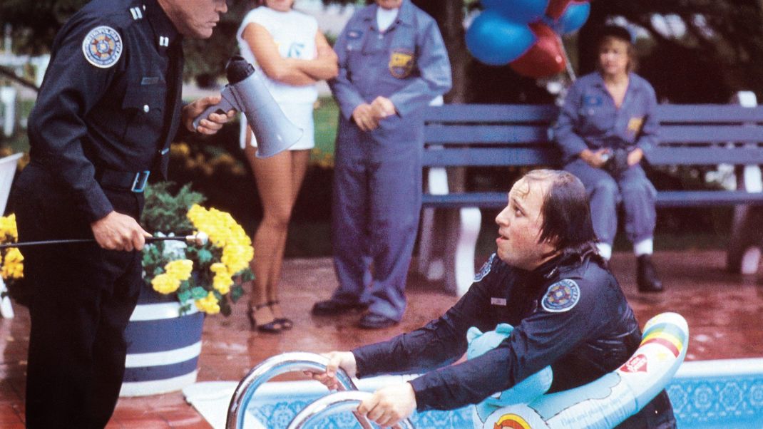 Bobcat Goldthwait, Sszenenbild aus "Police Academy 4 - Und jetzt geht's rund" © Warner Brothers/courtesy Everett Collection