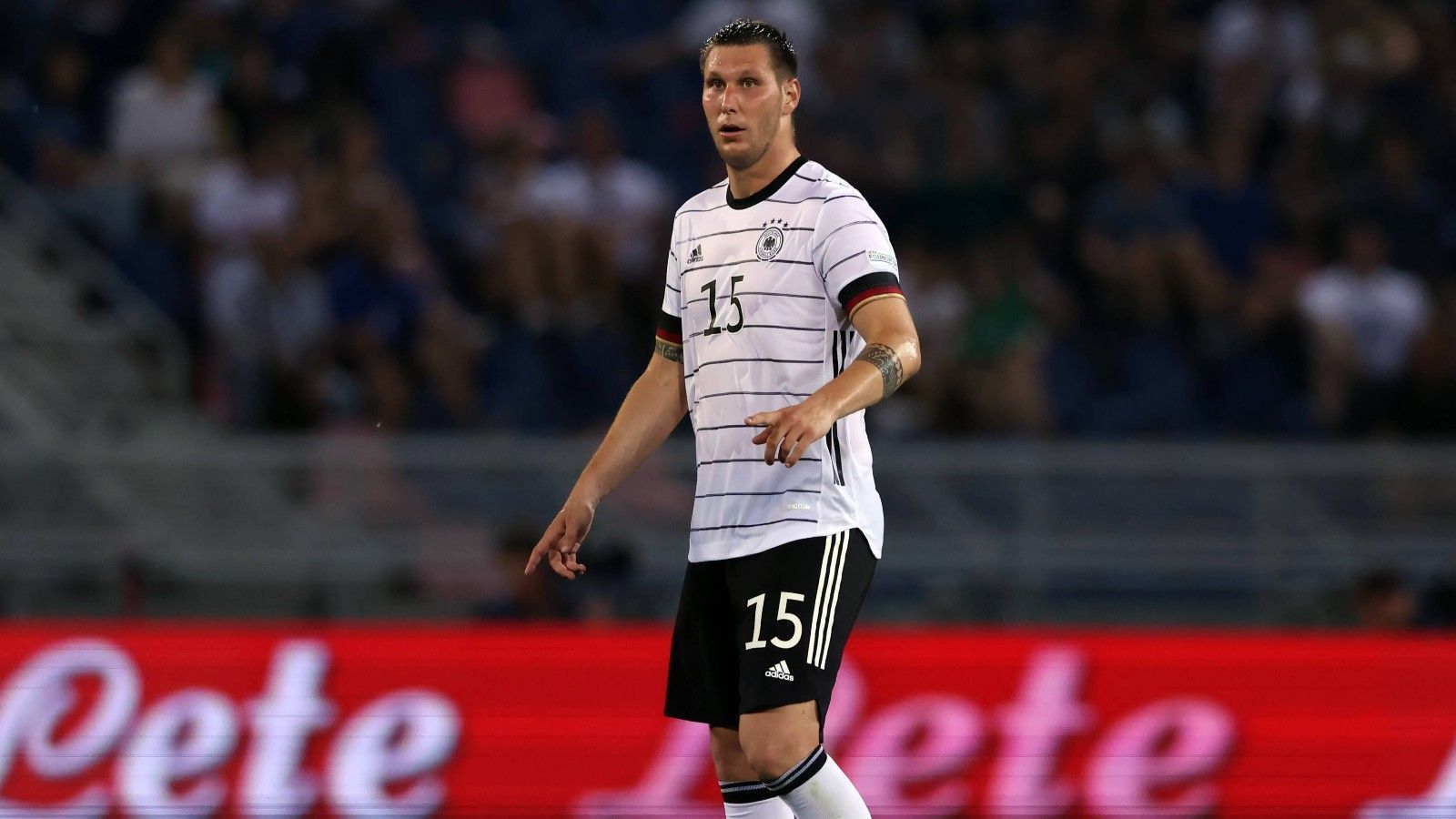 
                <strong>Niklas Süle</strong><br>
                Beim Dortmunder Neuzugang Niklas Süle wechseln sich Licht und Schatten ab. Zum einen ist er immer wieder mit wichtigen Klärungsversuchen wichtig für die deutsche Defensive, andererseits hat er aber auch teils sehr einfache Abspielfehler im Aufbauspiel dabei. Einer dieser Fehlpässe führt in weiterer Folge zur Gelben Karte für Nebenmann Nico Schlotterbeck. ran-Note: 3
              