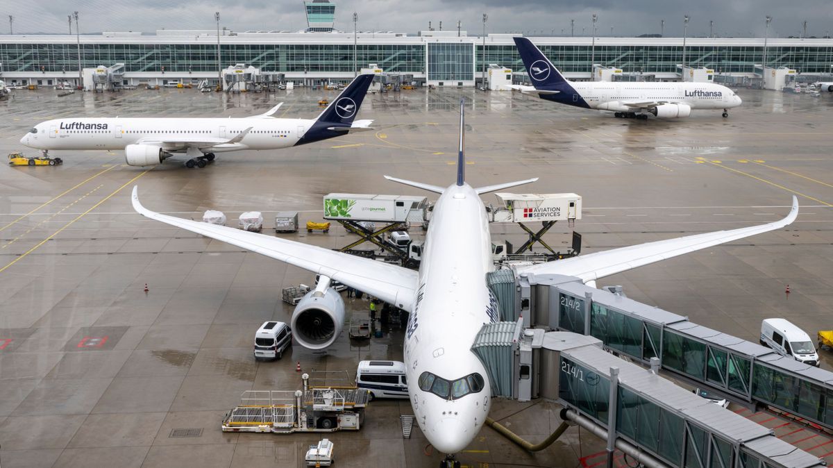 Flugzeuge stehen am Münchner Flughafen