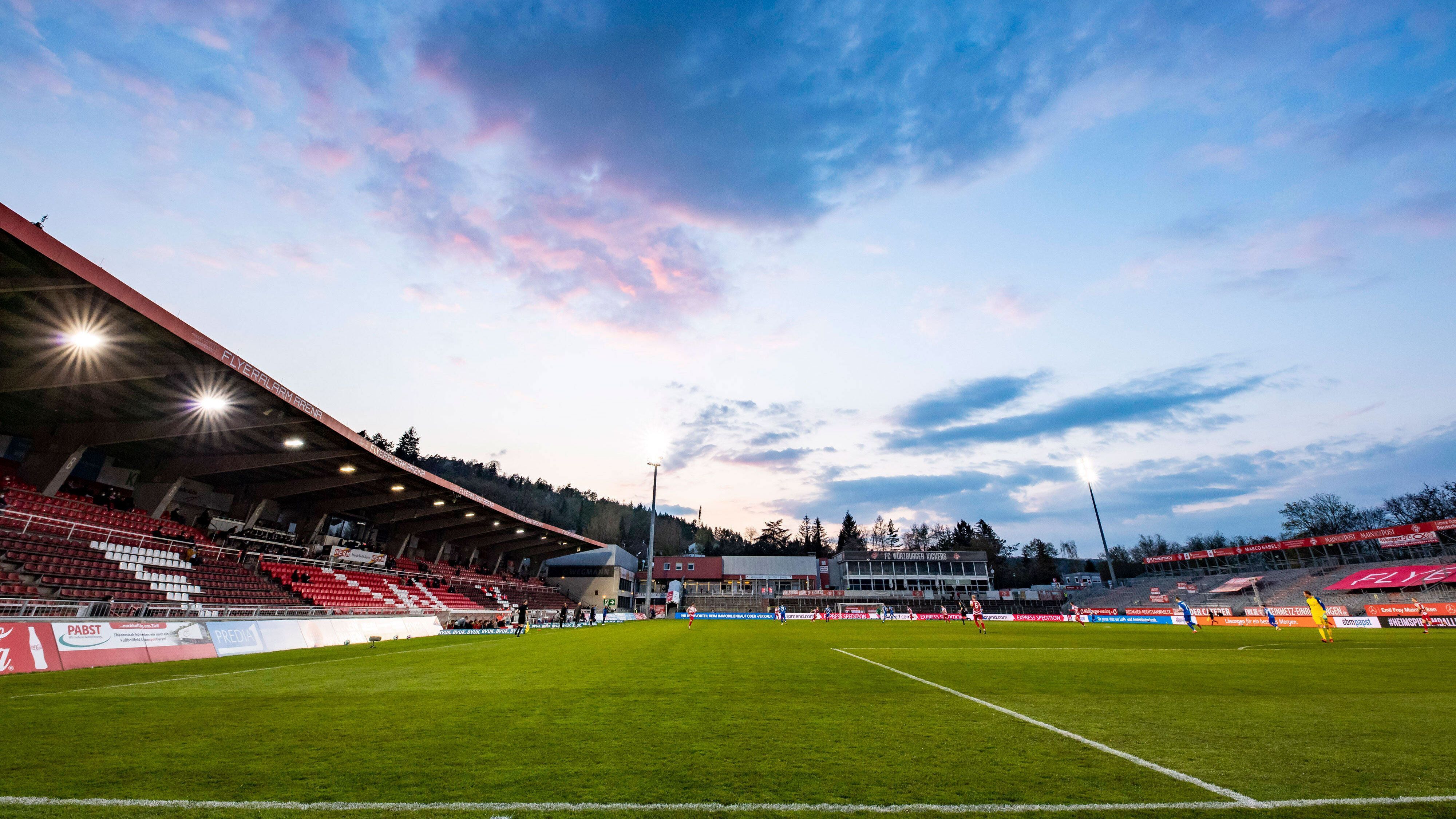 
                <strong>Würzburger Kickers - SC Freiburg</strong><br>
                Anstoß: Sonntag, 8. August, 18:30 UhrStadion: FLYERALARM-ArenaZuschauer erlaubt: 4.300
              