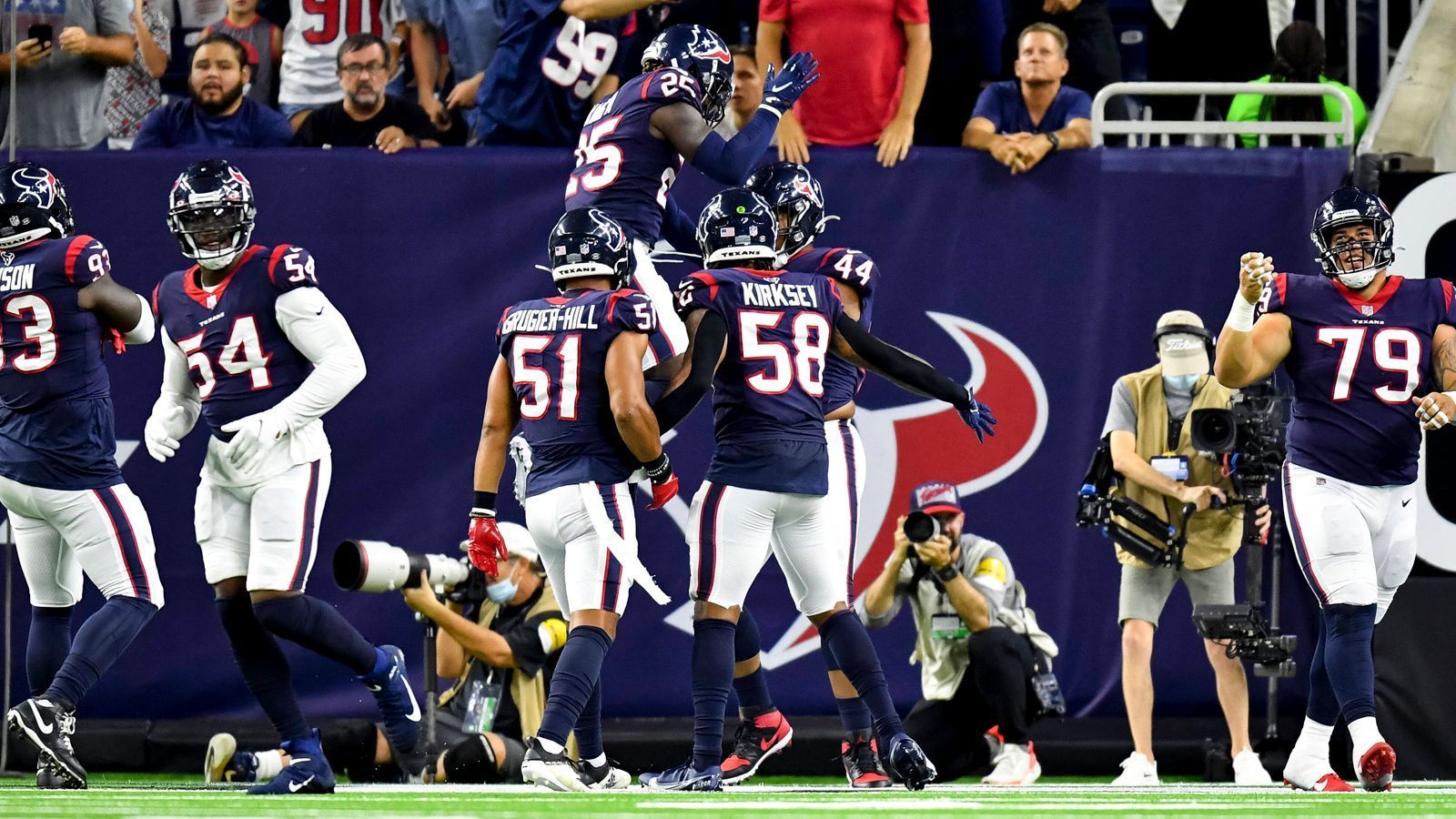 
                <strong>Houston Texans - Wann kann der Umbruch losgehen? </strong><br>
                Apropos Umbruch: Die Houston Texans haben mit J.J. Watt, DeAndre Hopkins und dem scheidenden Deshaun Watson ihre gefühlt komplette sportliche Identität verloren. Da Watson allerdings immer noch nicht getradet wurde und in Vorwürfe der sexuellen Belästigung verwickelt ist, fehlt die Perspektive, ab wann der Umbruch eigentlich eingeleitet werden kann. Mit einem Trade würden die Texans Klarheit, Draft-Picks und Cap Space gewinnen. Man hätte ein größeres Stück Zukunft in der eigenen Hand und könnte sich nach einem neuen Franchise-QB umsehen. Aber wann ist dieser Punkt erreicht? 
              