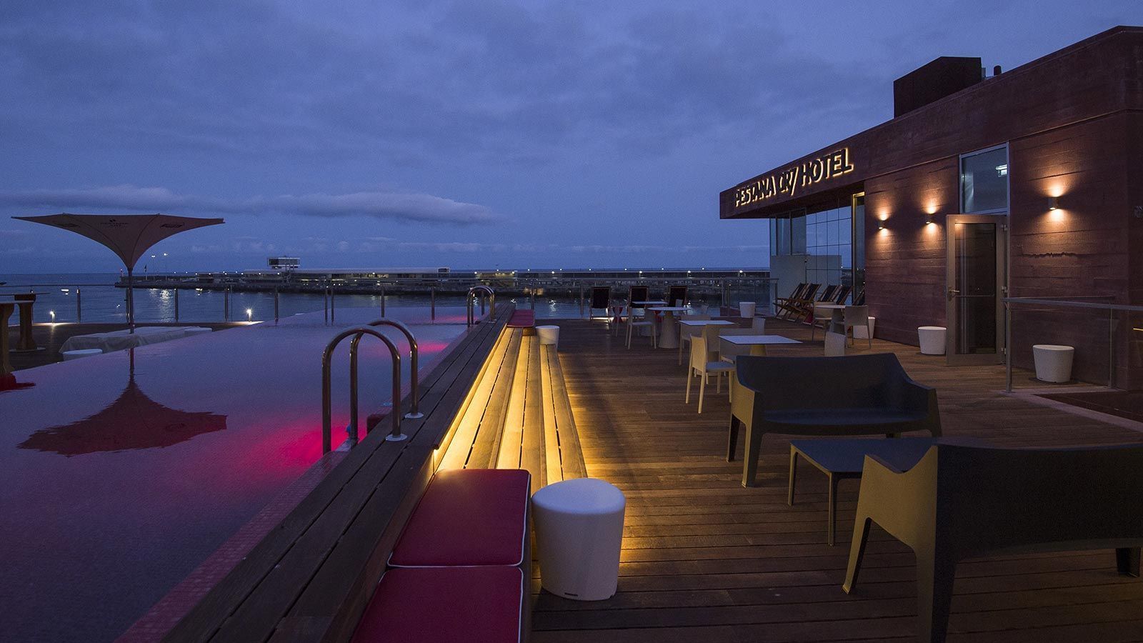 
                <strong>Rooftop-Pool</strong><br>
                Das CR7-Hotel hat nicht weniger als fünf Sterne! Es befindet sich ebenfalls auf Ronaldos Geburtsort Madeira und beeindruckt durch seine Lage direkt am Hafen von Funchal. Im hoteleigenen Rooftop-Pool hat man eine der besten Aussichten der Stadt.
              