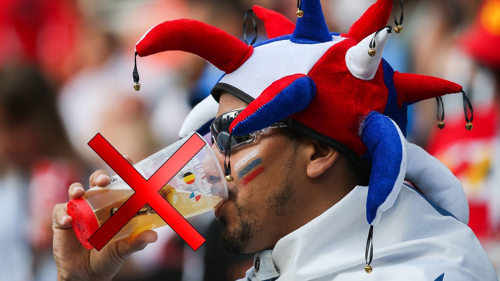 
                <strong>Moskau geht das Bier aus</strong><br>
                Fußball und Bier – das gehört für die meisten Fans vor allem bei den sommerlichen Temperaturen einfach zusammen. Im Gastgeberland der WM steht das kühle Blonde allerdings nicht ganz so hoch im Kurs. Vielleicht haben sich einige Moskauer Kneipen auch deshalb ein wenig verkalkuliert. Denn wie "ESPN" berichtet, geht in mehreren Bars in der russischen Hauptstadt so langsam das Bier aus. Die Lieferanten kommen nicht mehr hinterher. "Wir haben einfach nicht erwartet, dass sie [die Fußballfans, Anm. d. Red.] ausschließlich Bier wollen", sagte demnach die Bedienung eines Moskauer Restaurants, dem am Montag das Lager-Bier ausging. Die Fans beschwerten sich bisher jedoch nicht. "Es gibt überall Bier. Du musst nur wissen, wo du es findest", erklärte ein kroatischer Anhänger. Na dann, Prost!
              