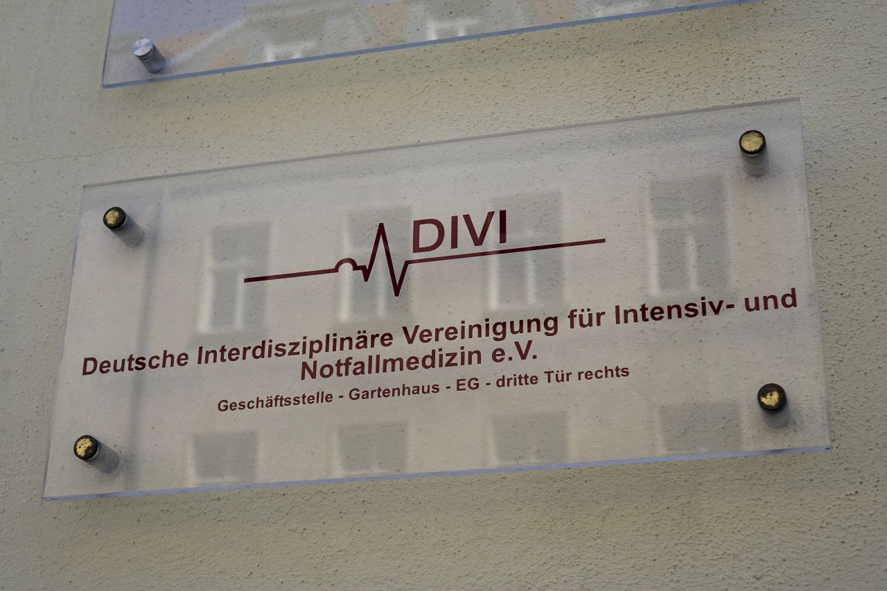 Prof. Dr. Christian Karagiannidis forscht an der Universität Witten/Herdecke. Er ist der Präsident der Deutschen Gesellschaft für Internistische Intensivmedizin und Notfallmedizin (DGIIN) und medizinisch-wissenschaftlicher Leiter der Deutschen Interdisziplinären Vereinigung für Intensivmedizin (DIVI).