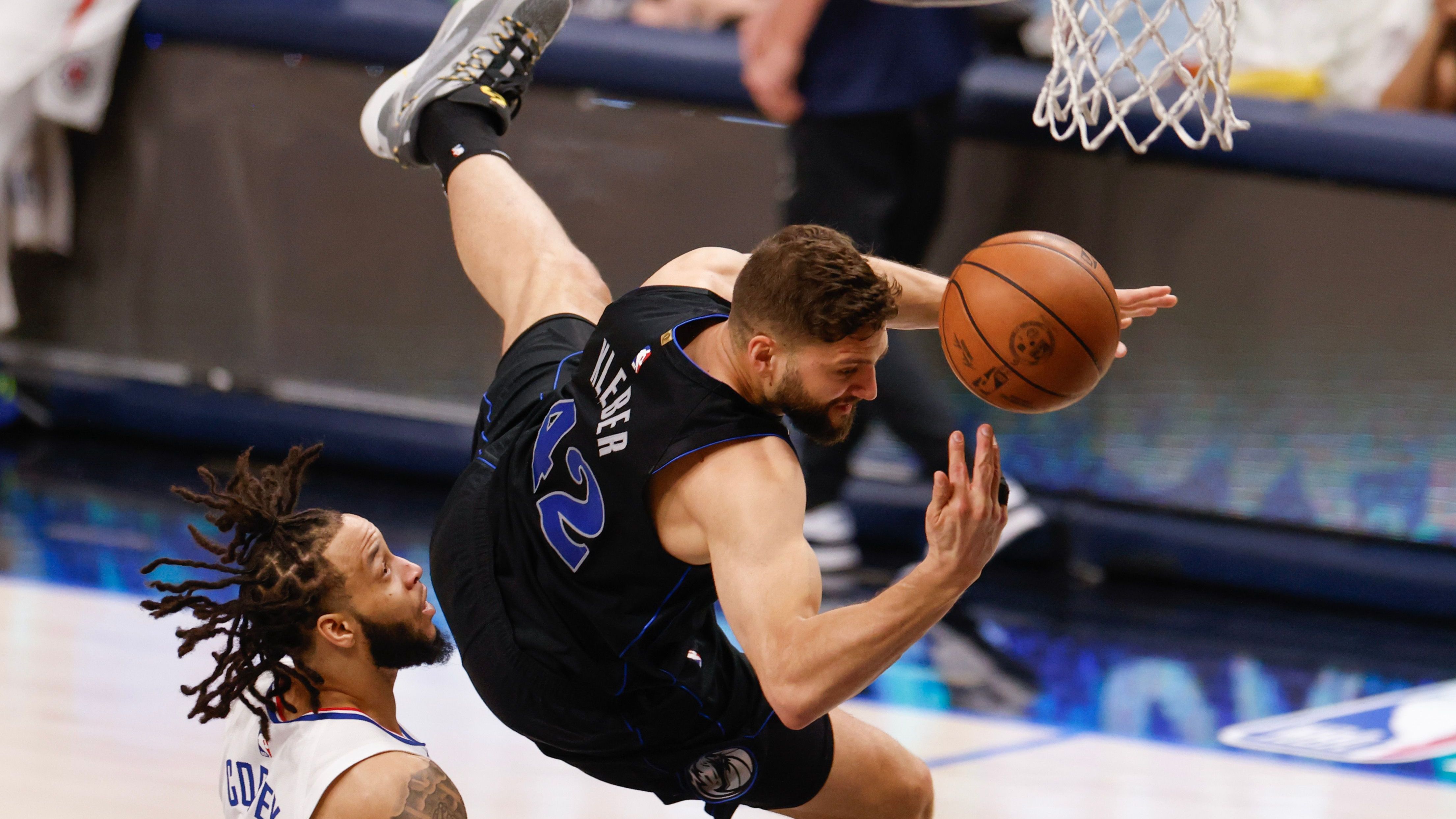 <strong>Maxi Kleber (Dallas Mavericks)</strong><br>Kleber war Richtung Korb abgesprungen, wurde aber von Clippers-Profi Amir Coffey behindert und fiel unglücklich auf die Schulter. Den Mavericks dürfte der Ausfall des zuletzt stark aufspielenden Klebers sehr wehtun. <a href="https://www.ran.de/sports/basketball/nba/news/nba-playoffs-dallas-mavericks-los-angeles-clippers-orlando-magic-erzwingen-cleveland-cavaliers-367085">Dallas setzte sich in der Serie trotzdem durch und trifft aktuell auf die Oklahoma City Thunder (So., 2.25 Uhr live auf ProSieben MAXX, Joyn, </a><a data-li-document-ref="324607" href="https://www.ran.de/sports/basketball/nba/livestreams/nba-playoffs-live-oklahoma-city-thunder-at-dallas-mavericks-auf-prosieben-maxx-joyn-rande-und-in-der-ran-app-324607">ran.de</a> und in der ran-App).