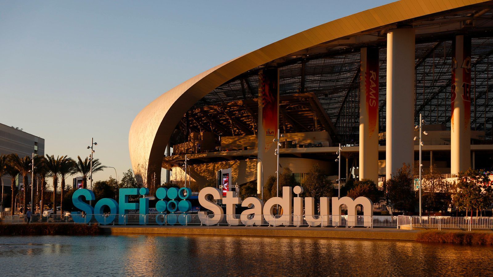 
                <strong>Protz-Palast ohne Seele</strong><br>
                Wer in ein Stadion geht, der will das Spiel atmen, der will nicht in gepolsterten Sitzen Platz nehmen, Luxus genießen und sich wohlfühlen, sondern so leiden, wie es die Spieler auf dem Platz tun. Der will nass werden, wenn es regnet, oder sich den Hintern abfrieren, wenn der Winter kommt. Da Los Angeles aber sowieso nur Strand und Sonne kennt und sich in der eigenen Glitzerwelt aalt, verwundert ein Hightech-Tempel wie das SoFi-Stadium auch nicht mehr. Echter Sport ist so ein Prunk-Palast aber nicht, denn er hat keine Seele. Doch die Franchise bekommt das Publikum, das sie verdient.
              