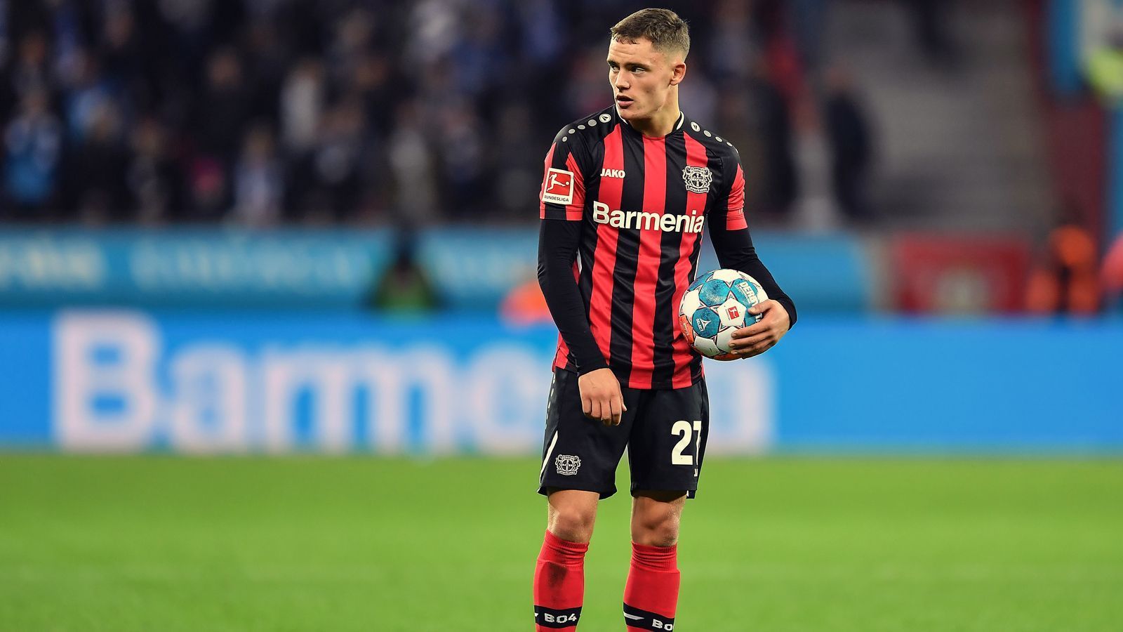 
                <strong>Mittelfeld: Florian Wirtz (Bayer Leverkusen)</strong><br>
                Wie Bellingham, so brillierte auch Leverkusen Toptalent Florian Wirtz im Herbst 2021, ist nicht mehr wegzudenken aus der Mannschaft der Rheinländer. Zuletzt stellte der 18-Jährige einen neuen Bundesliga-Rekord auf. Gegen Hoffenheim bestritt Wirtz sein 50. Bundesliga-Spiel und ist damit nun der jüngste Akteur, der diese Marke erreichte. Er löste den Dortmunder Giovanni Reyna ab. Der Herbst 2021 markiert für Wirtz zudem auf Nationalmannschafts-Ebene ein ganz wichtiges Ereignis, denn er debütierte im September unter Hansi Flick im DFB-Team. Danach kamen für das frühere Talent des 1. FC Köln noch drei weitere Länderspiel-Einsätze hinzu.
              