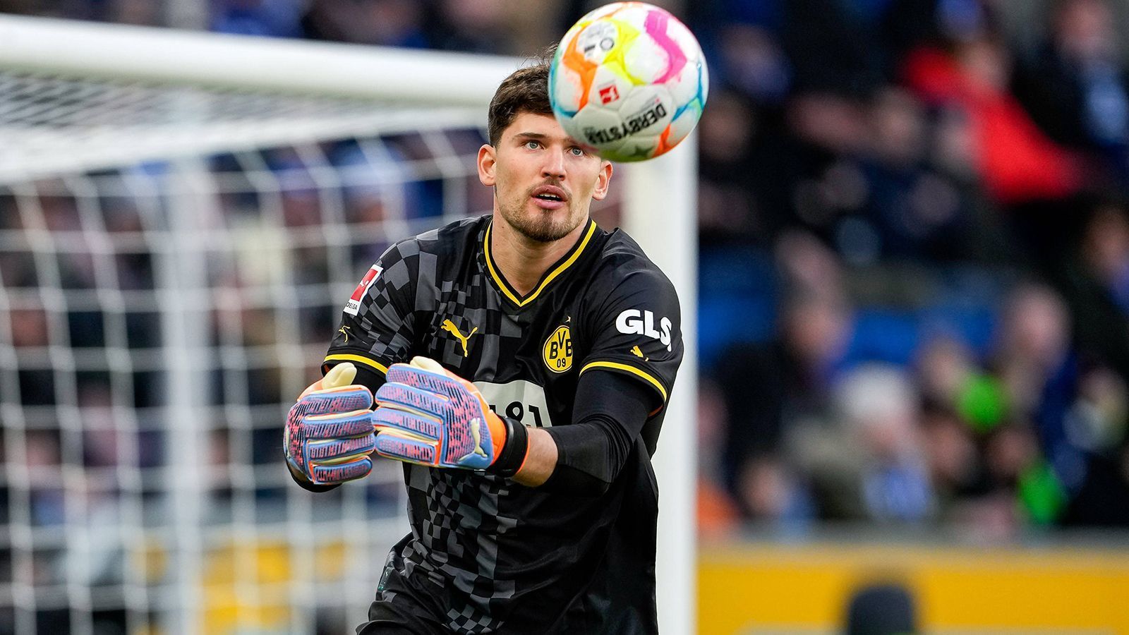 
                <strong>Gregor Kobel (Borussia Dortmund)</strong><br>
                Dortmunds Keeper hat zunächst nicht sonderlich viel zu tun, aber wenn, ist er hellwach. Nach gut einer Viertelstunde rettet Gregor Kobel stark gegen Baumgartner. Nach dem Seitenwechsel erhöht sich Kobels Arbeitsaufwand beträchtlich, er klärt unter anderem per Fußabwehr und in weiterer Folge noch mal bei einem Schlenzer gegen Baumgartner. Nur wenige Augenblicke später pariert der Schweizer zudem gegen Dolberg und ist einmal mehr der Garant für eine Bundesliga-Partie ohne Gegentreffer. ran-Note: 2
              