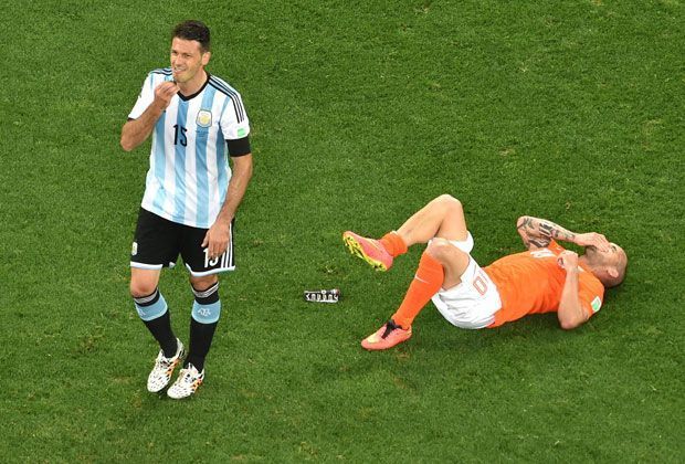 
                <strong>Niederlande vs. Argentinien (2:4 n.E.) - Eisenschädel Demichelis</strong><br>
                Während Argentiniens Verteidiger Martin Demichelis nach einem Zweikampf noch lächeln kann, geht es seinem "Opfer" Wesley Sneijder weniger gut.
              