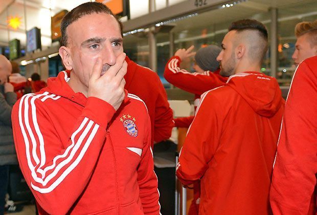 
                <strong>Noch nicht ausgeschlafen?</strong><br>
                Franck Ribery macht am Flughafen noch einen müden Eindruck. Das wird sich der Franzose in Doha nicht erlauben können. "Wir müssen akribisch, konzentriert und fokussiert arbeiten", fordert Bayerns Sportvorstand Matthias Sammer
              