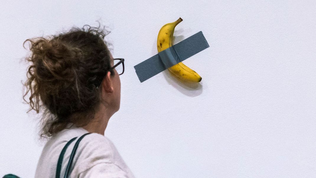 "Comedian", das Kunstwerk von Maurizio Cattelan, erzielte eine Millionensumme auf einer Versteigerung.