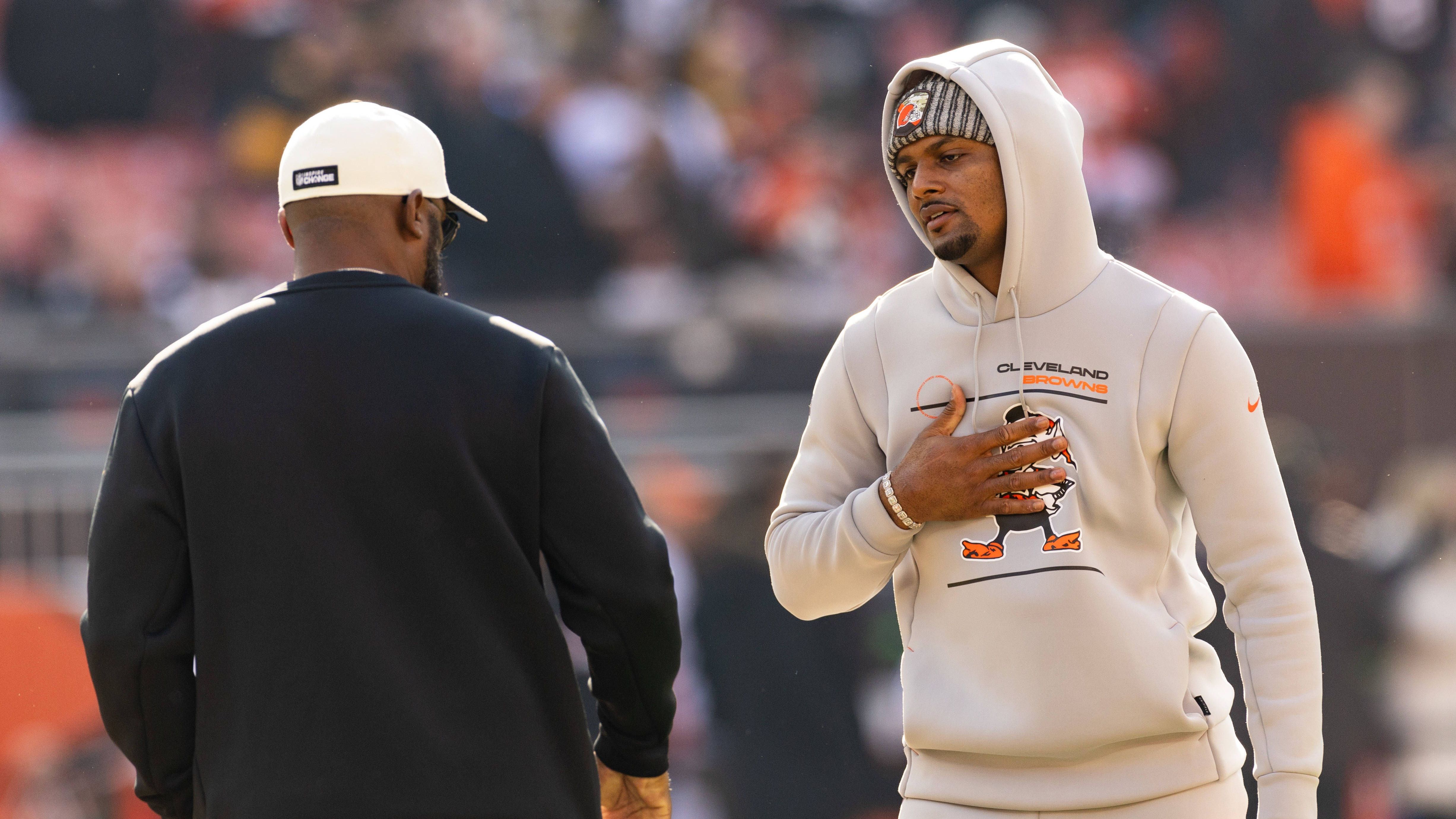 <strong>Cleveland Browns: Deshaun Watson verletzt</strong><br>Durch das Saison-Aus von Deshaun Watson mussten die Browns einen herben Rückschlag hinnehmen. Die letzten beiden Spiele gingen verloren. Aktuell steht die Franchise (7-5) noch auf Platz sieben, dem letzten Playoff-Spot der AFC. Bei der Niederlage in Woche 13 gegen die Los Angeles Rams debütierte Routinier Joe Flacco und legte 254 Passing Yards und ein Touchdown bei einer Interception auf.