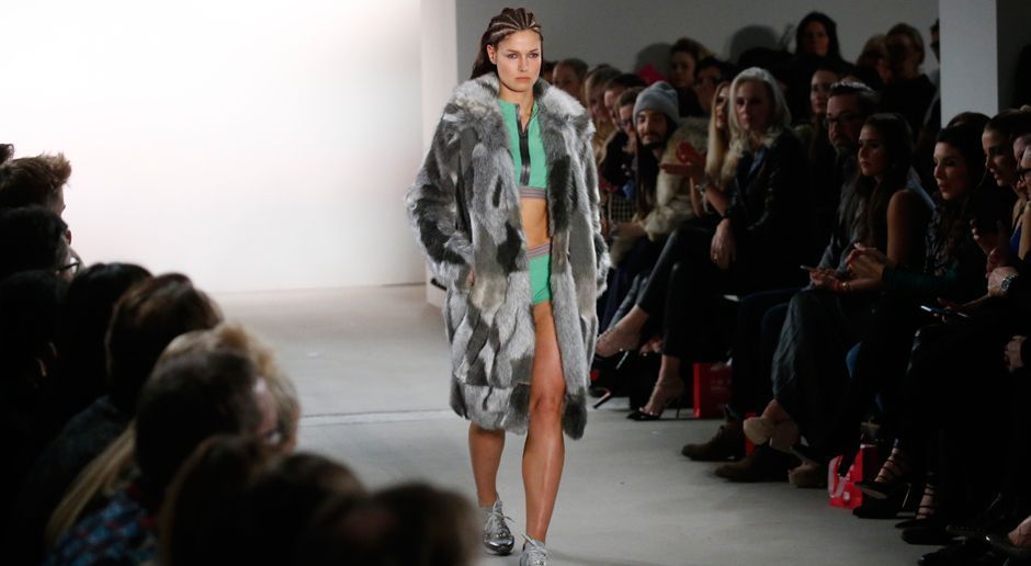 
                <strong>So sexy ist Marie Lang</strong><br>
                Kickbox-Weltmeisterin und Modedesignerin Marie Lang hatte bei der Fashion Week in Berlin einen besonderen Auftritt. Für das Modelabel "Riani" lief sie auf dem Catwalk.
              