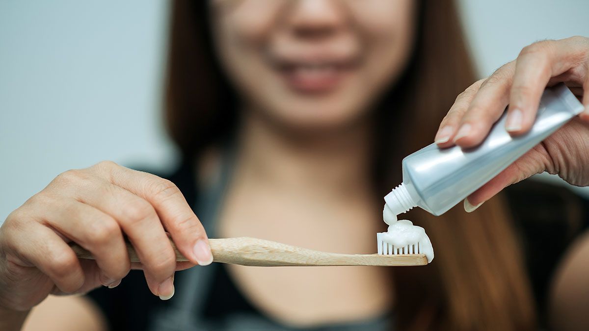 Eine nachhaltige und vor allem gesunde Zahnpasta – wir haben die besten Tricks und Tipps in unserem Beauty-Artikel und verraten euch unser DIY-Rezept mit Kokosnussöl.
