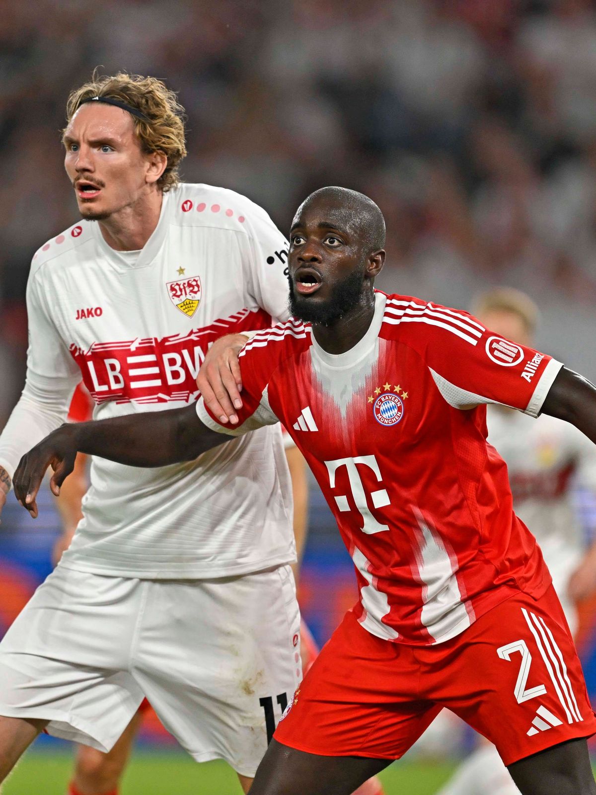16.08.2025, Fussball Bundesliga 2025 2026, Franz-Beckenbauer-Supercup, VfB Stuttgart - FC Bayern München, in der MHP-Arena (Stuttgart). v.l. Nick Woltemade (Stuttgart) gegen Dayot Upamecano (FC Bay...