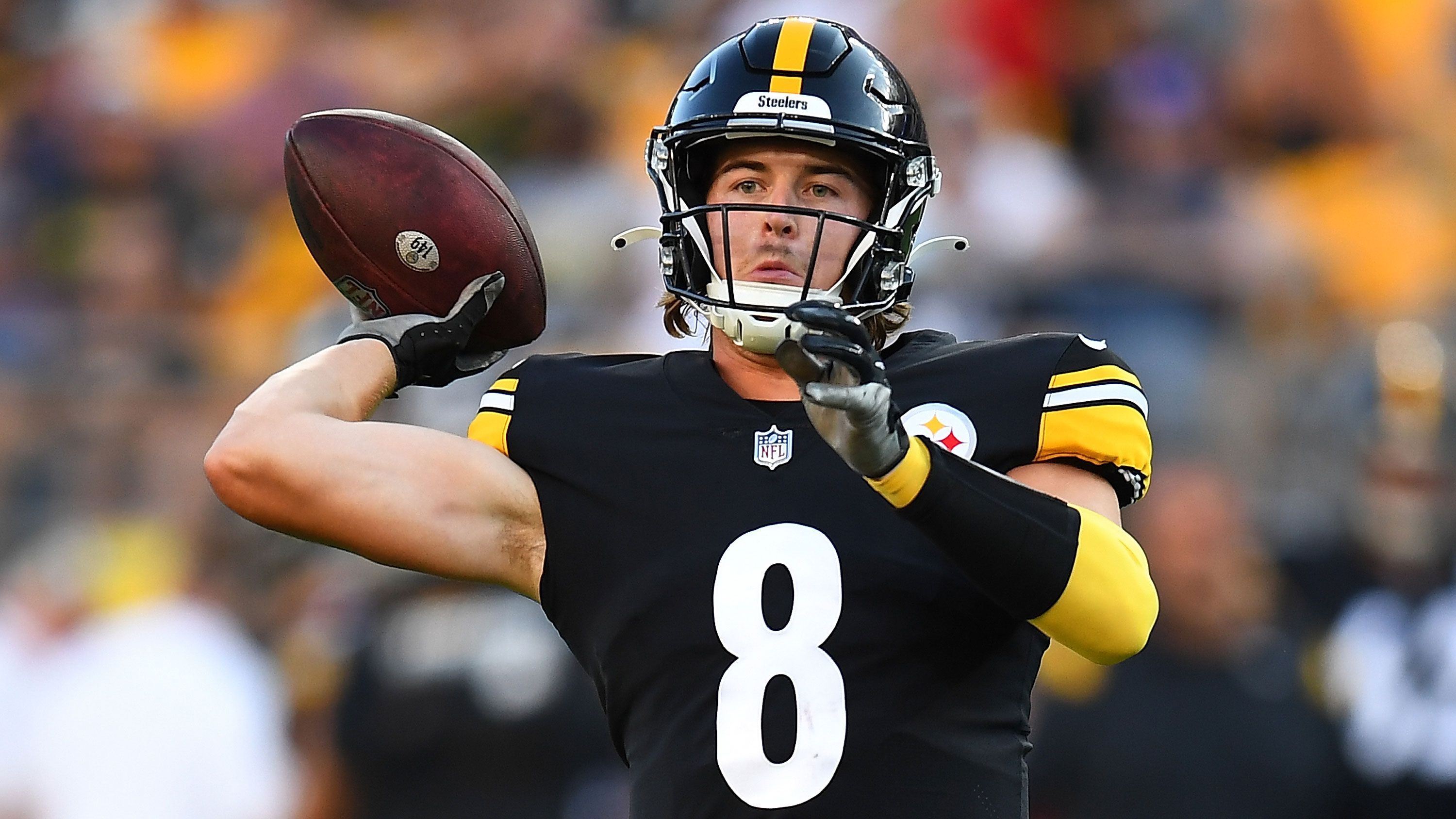 
                <strong>Kenny Pickett (Pittsburgh Steelers)</strong><br>
                Auch wenn es schon bessere Quarterback-Jahrgänge im NFL-Draft gegeben hat, könnte einer sogar schon in dieser Saison durchstarten - das hat Pickett in den Preseason-Spielen mit den Steelers gezeigt. Und trotz der Tatsache, dass Mitch Trubisky vorerst als Starting-Quarterback in die Saison gehen wird, könnte der Erstrundenpick schon bald eine weitaus größere Rolle spielen. In der Vorbereitung glänzte der Youngster bereits mit einem Game-winning-Touchdown - auf Trubisky liegt der Druck.
              