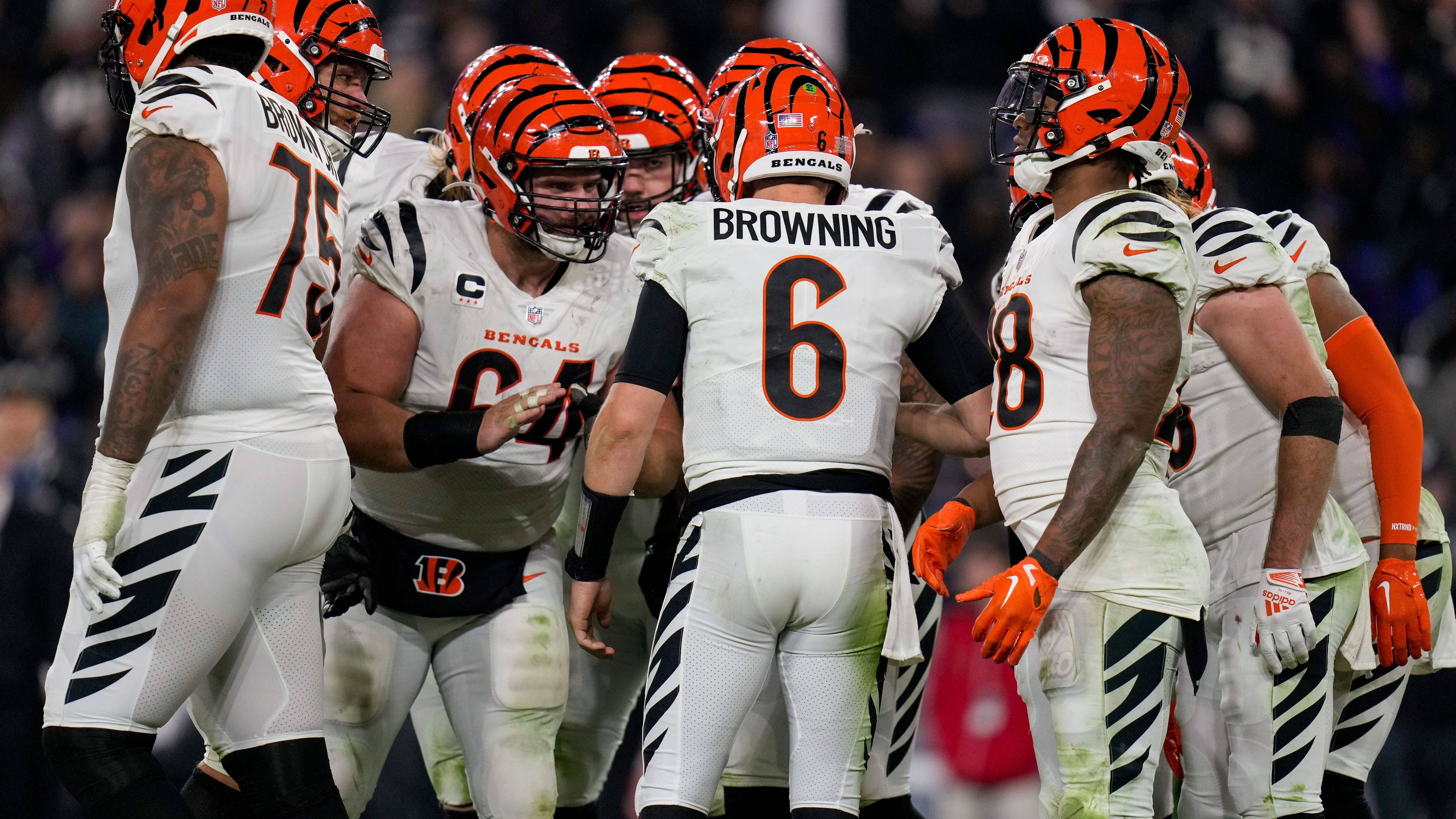 <strong>Cincinnati Bengals</strong>&nbsp;<br>• Division: AFC North (4th)<br>• Bilanz: 5-5<br>• Platzierung im Playoff-Picture der AFC: 11<br><br>Weniger optimistisch sieht es aktuell für die Cincinnati Bengals aus. Jake Browning wird den verletzten Joe Burrow ersetzen, hat bisher aber nur eine Handvoll Snaps in der NFL gespielt. Zwar kann er mit Tee Higgins, Ja'Marr Chase oder Joe Mixon einige gute Spieler einbinden, letztlich steht und fällt aber eine Saison, besonders wenn es Richtung Playoffs gehen soll, mit der Quarterback-Leistung.&nbsp;