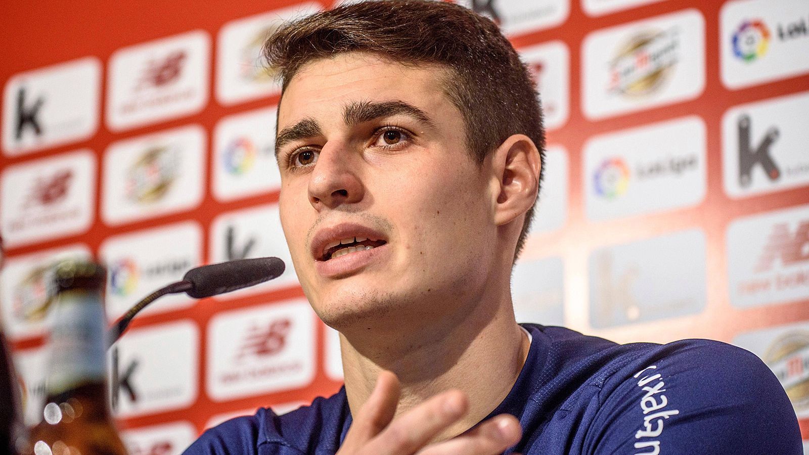 
                <strong>Kepa Arrizabalaga ist neuer Rekord-Keeper</strong><br>
                80 Millionen Euro hat sich der FC Chelsea die Dienste von Kepa Arrizabalaga kosten lassen. Damit ist der Spanier der teuerste Keeper der Fußball-Geschichte. Bis 2025 hat der Nachfolger von Thibaut Courtois an der Stamford Bridge unterschrieben. ran.de stellt den neuen Rekord-Mann vor.
              