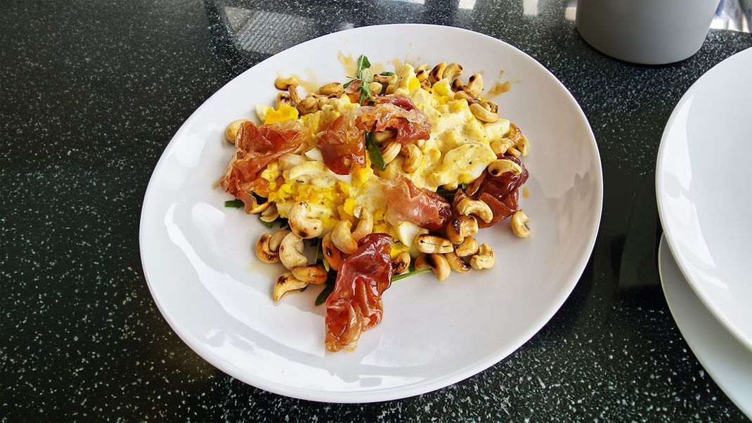 Eiersalat mit Honig-Bacon und Cashewkernen