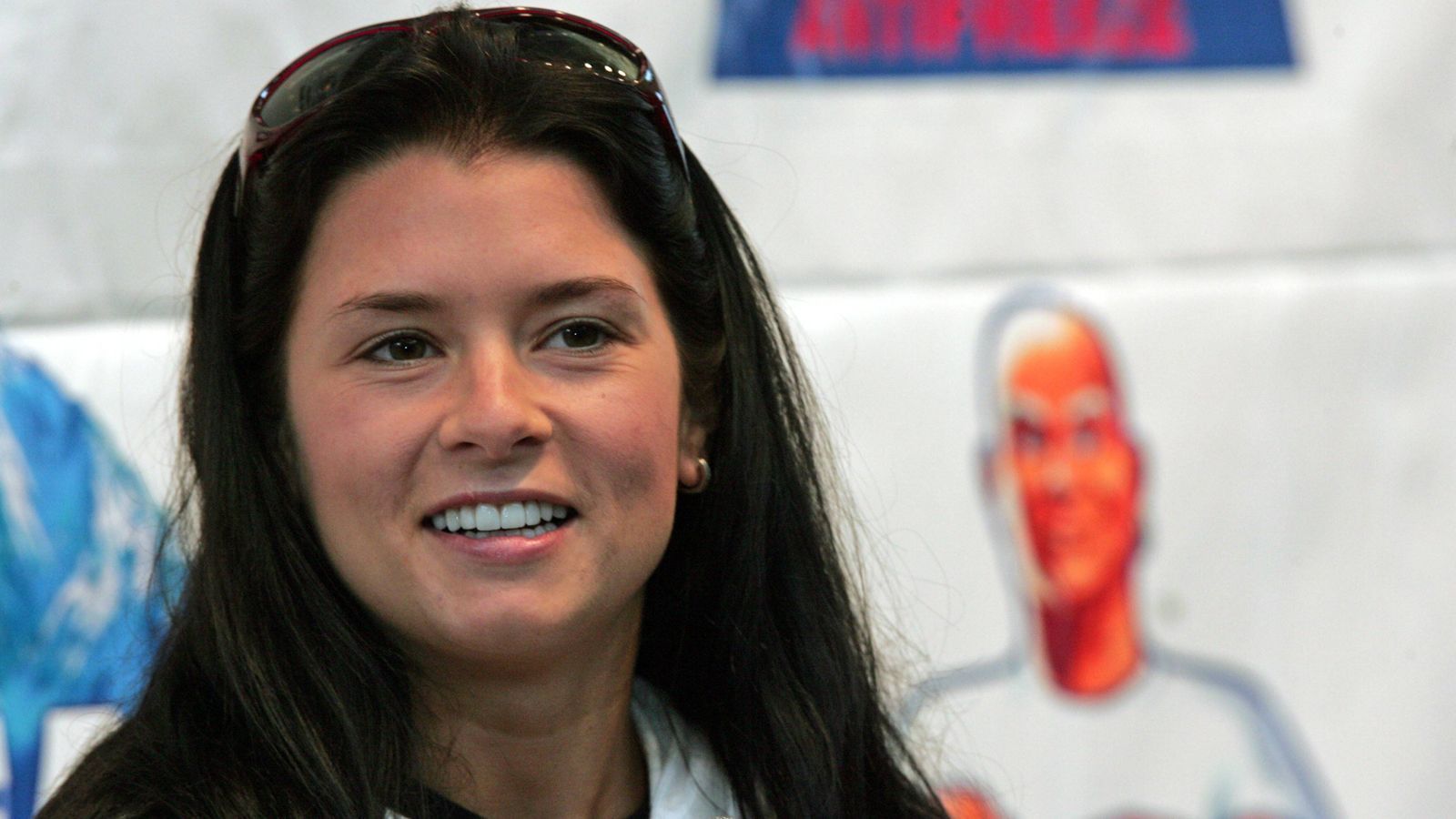 
                <strong>Danica Patrick: Die schnellste Frau der Welt hört auf</strong><br>
                Denn 2005 war ihr Jahr, da schaffte sie den Sprung in die IndyCar-Serie. Die Karriere nahm Fahrt auf. Langsam, aber stetig. Da sie durchaus schnell unterwegs war, wurden bei ihr viele Dinge mit dem Zusatz "erste Frau" geführt. Zum Beispiel führte sie als erste Frau die Indy 500 an und holte sowohl den besten Startplatz (4) als auch das beste Ergebnis (4).
              