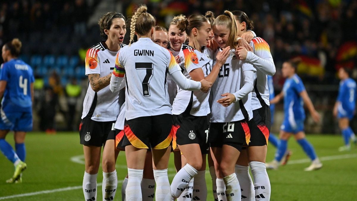 Jubel, Freuen, celebrate, happy, cheer , Goal Celebration DFB Frauen 1:1, 02.12.2024, Bochum (Deutschland), Fussball, Freundschaftsspiel Frauen, Deutschland - Italien *** Cheer, joy, celebrate, hap...