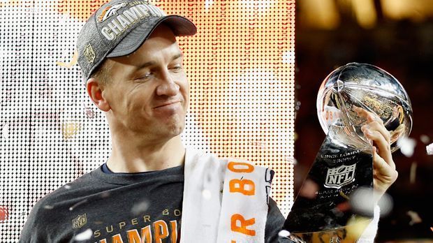 
                <strong>Peyton Manning: Lombardy Trophy</strong><br>
                2: Zwei Mal gewann Peyton Manning in seiner Karriere die Lombardy Trophy. 2007 mit den Indianapolis Colts gegen die Chicago Bears und beim Super Bowl 50 mit den Denver Broncos gegen die Carolina Panthers.
              