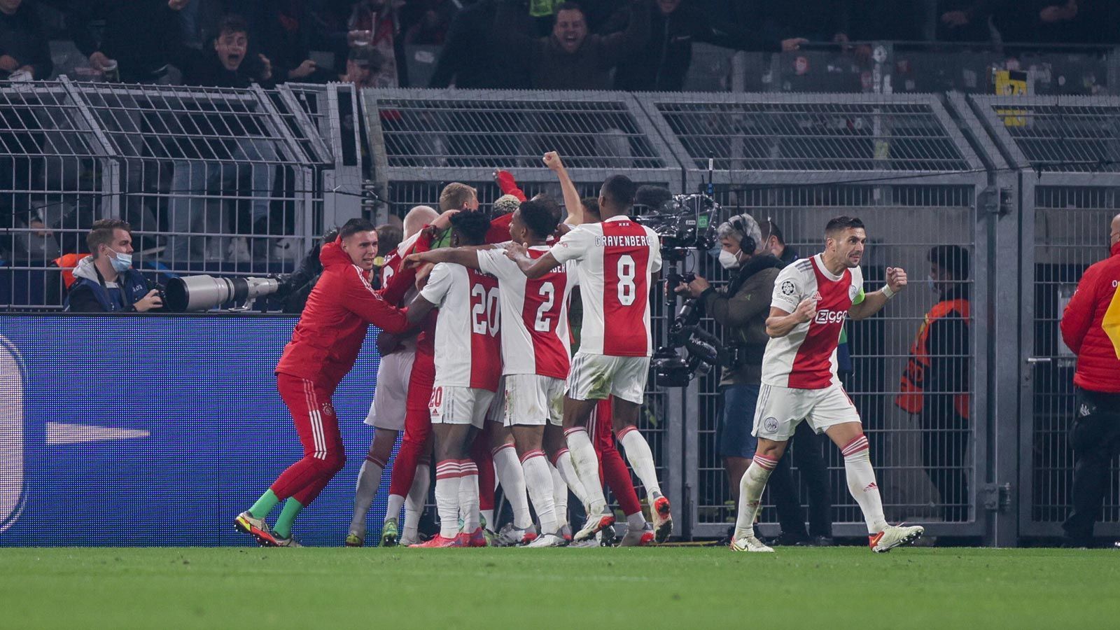 
                <strong>10. Platz: Ajax Amsterdam</strong><br>
                Tore im Europapokal: 377 in 237 Spielen (108 Siege)
              