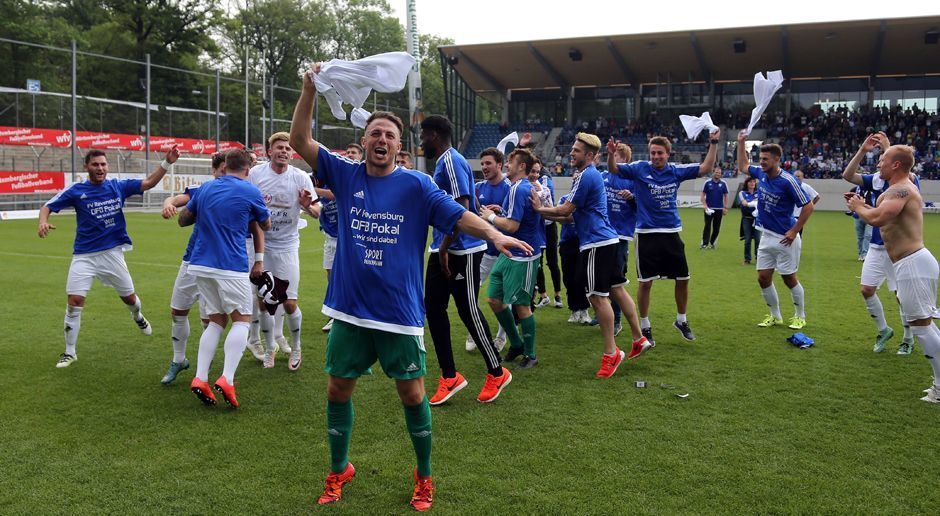 
                <strong>FV Ravensburg</strong><br>
                FV Ravensburg: Der FV Ravensburg feiert Premiere. Noch nie stand der Verein im DFB-Pokal. Gegen den FC Augsburg muss der Fünftligist in die Geberit-Arena nach Pfullendorf umziehen (ca. 40 km von Ravensburg entfernt). Der FCA ging in der vergangenen Saison in Europa unter dem Hashtag "In Europa kennt uns keine Sau" auf Tour. Spieler und Trainer des FVR antworteten vor der Partie in einem Gruß-Video mit der Aussage: "In Deutschland kennt UNS keine Sau."
              