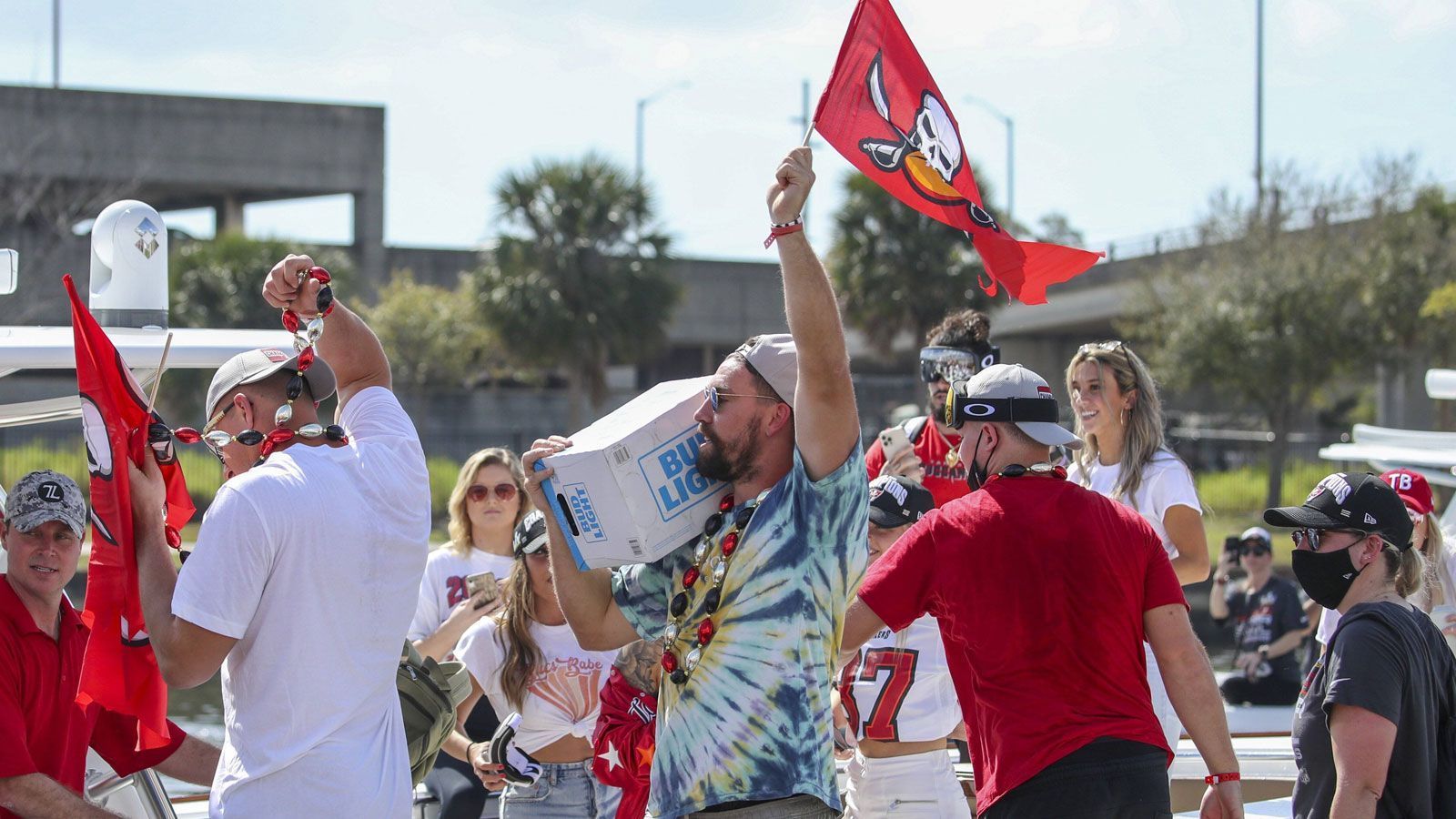 
                <strong>Die Bootsparade der Buccaneers nach dem Super-Bowl-Triumph</strong><br>
                Für die Versorgung der durstigen Parade-Teilnehmer ist auch gesorgt. Hier schleppt Cameron Brate ein paar Kaltgetränke an Bord.
              