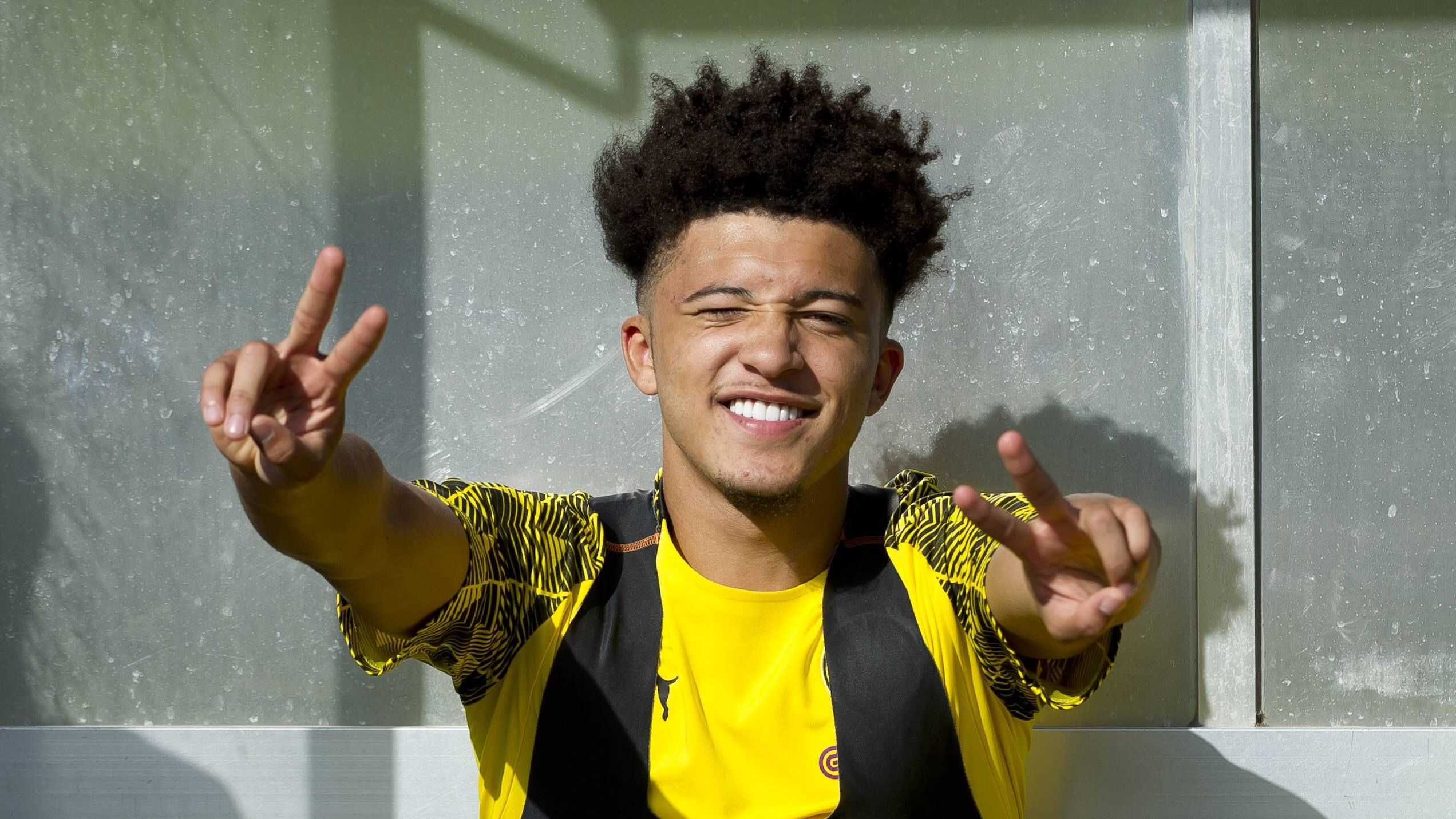 <strong>Jadon Sancho (Linksaußen)</strong><br>Als 17-Jähriger kam Sancho 2017 für 21 Millionen Euro aus der Jugend von Manchester City nach Dortmund. Allein der Preis ließ erahnen, um welches Juwel es sich hier handelt. Im Eiltempo avancierte der Engländer zum Schlüsselspieler beim BVB und wurde zu einer der größten Nachwuchshoffnungen Europas. 2021 wechselte er für satte 85 Millionen Euro zu Manchester United.&nbsp;