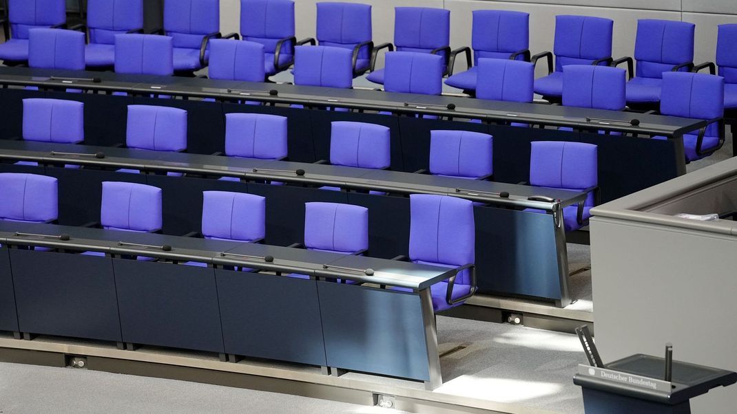 Leere Regierungsbank im Bundestag: Ein Anblick, den Bundestagspräsidentin Klöckner künftig vermeiden möchte.