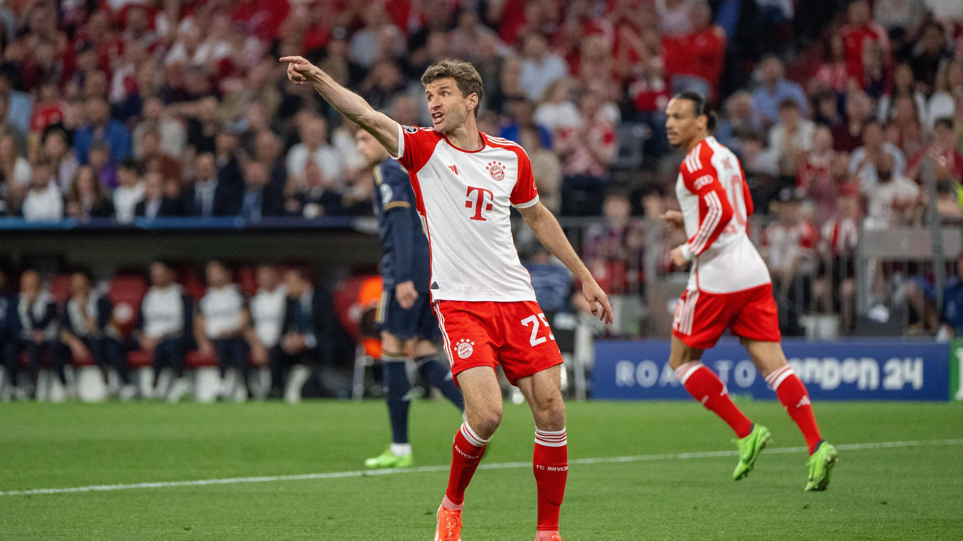 <strong>Thomas Müller (FC Bayern)</strong><br>Darf auf der großen Bühne sein 150. Champions-League-Spiel bestreiten und beginnt in der offensiven Dreierkette in der Mitte. Ist dabei der gewohnte Motivator und treibt seine Mitspieler an. Selbst kann er aber gegen die tiefstehende Real-Abwehr zwar wenig ausrichten, schafft mit guten Laufwegen aber Räume für seine Mitspieler – Musiala und Sane wissen das vor allem in der zweiten Halbzeit auszunutzen. <strong><em>ran</em>-Note: 3</strong>