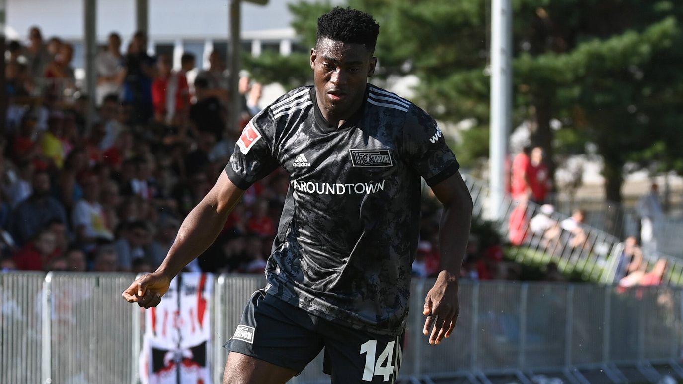 
                <strong>Taiwo Awoniyi (Union Berlin) </strong><br>
                In Taiwo Awoniyi gelang Union Berlin zum Ende der Transferbemühungen 2020 noch ein gefühlter Königstransfer. Der 24-Jährige spielte bereits in der vergangenen Spielzeit auf Leihbasis bei den Eisernen und deutete sein großes Potenzial besonders in der Hinrunde an. Nach einer von Verletzungen geprägten Rückrunde will er in der kommenden Saison nun den endgültigen Durchbruch in der Bundesliga schaffen. Mit einem Preisschild von 6,5 Millionen Euro ist er der neue Rekordtransfer der Köpenicker. Schafft er es, die gute Form aus der Hinrunde abzurufen, könnte er sich schon bald in den Fokus der großen Bundesliga-Klubs schießen. 
              