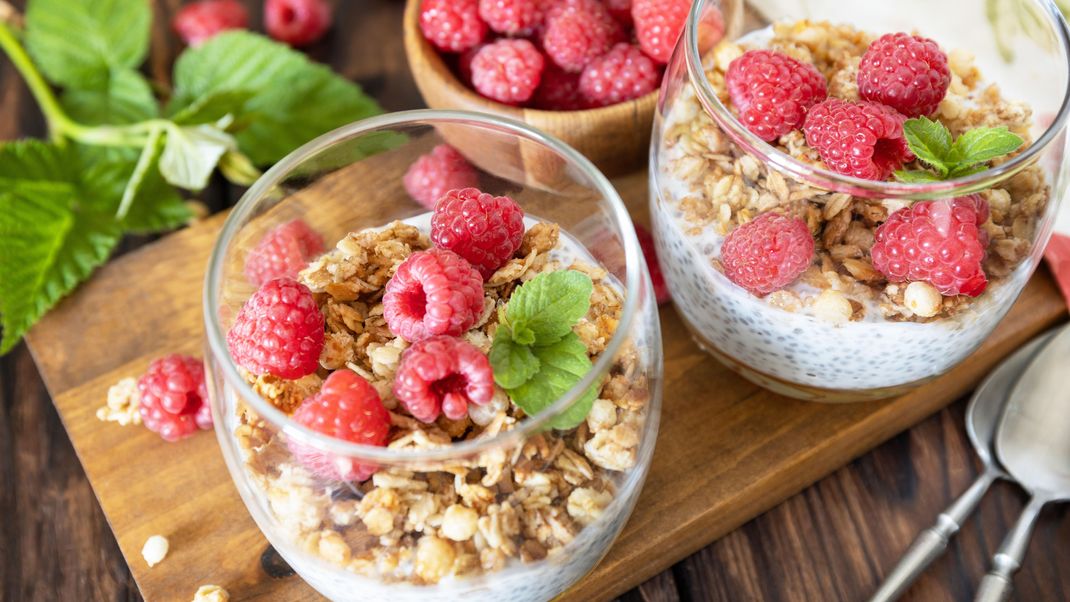 Häufig werden Chiasamen in Form eines Puddings zubereitet. Dafür lässt man die Samen mit Milch aufquellen und garniert mit Früchten oder Kernen.