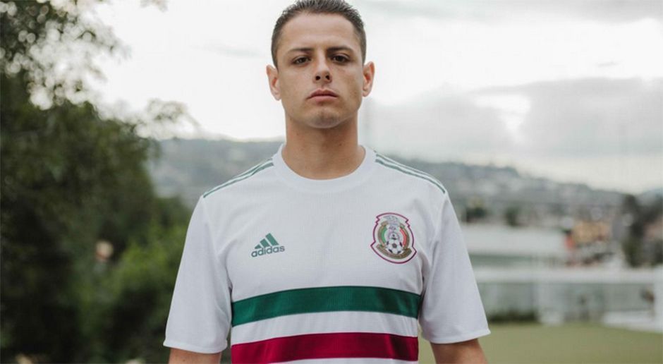 
                <strong>Mexiko</strong><br>
                Chicharito präsentiert das Auswärtstrikot der Mexikaner. Die Landesfarben dienen dabei als Brustring auf weißem Untergrund. Die bekannten Adidas-Streifen wandern in grün über die Schultern.
              