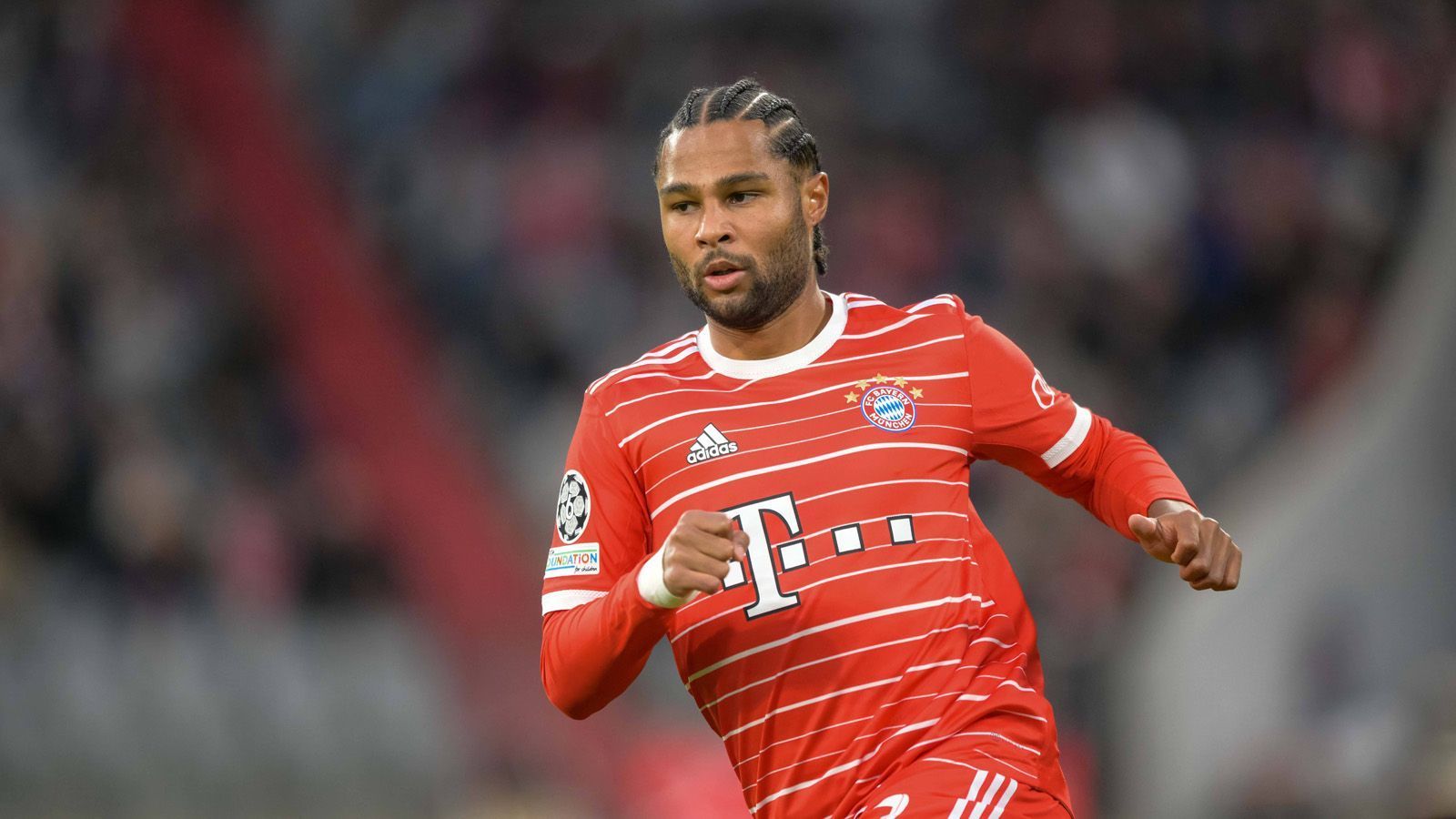 
                <strong>Serge Gnabry</strong><br>
                Trifft in der 13. Minute allein vorm Keeper – eine Gelegenheit, die er vor drei Wochen womöglich noch ausgelassen hätte. Steht anschließend ein wenig im Schatten der noch einen Tick aktiveren Sane und Mane. ran-Note: 2
              